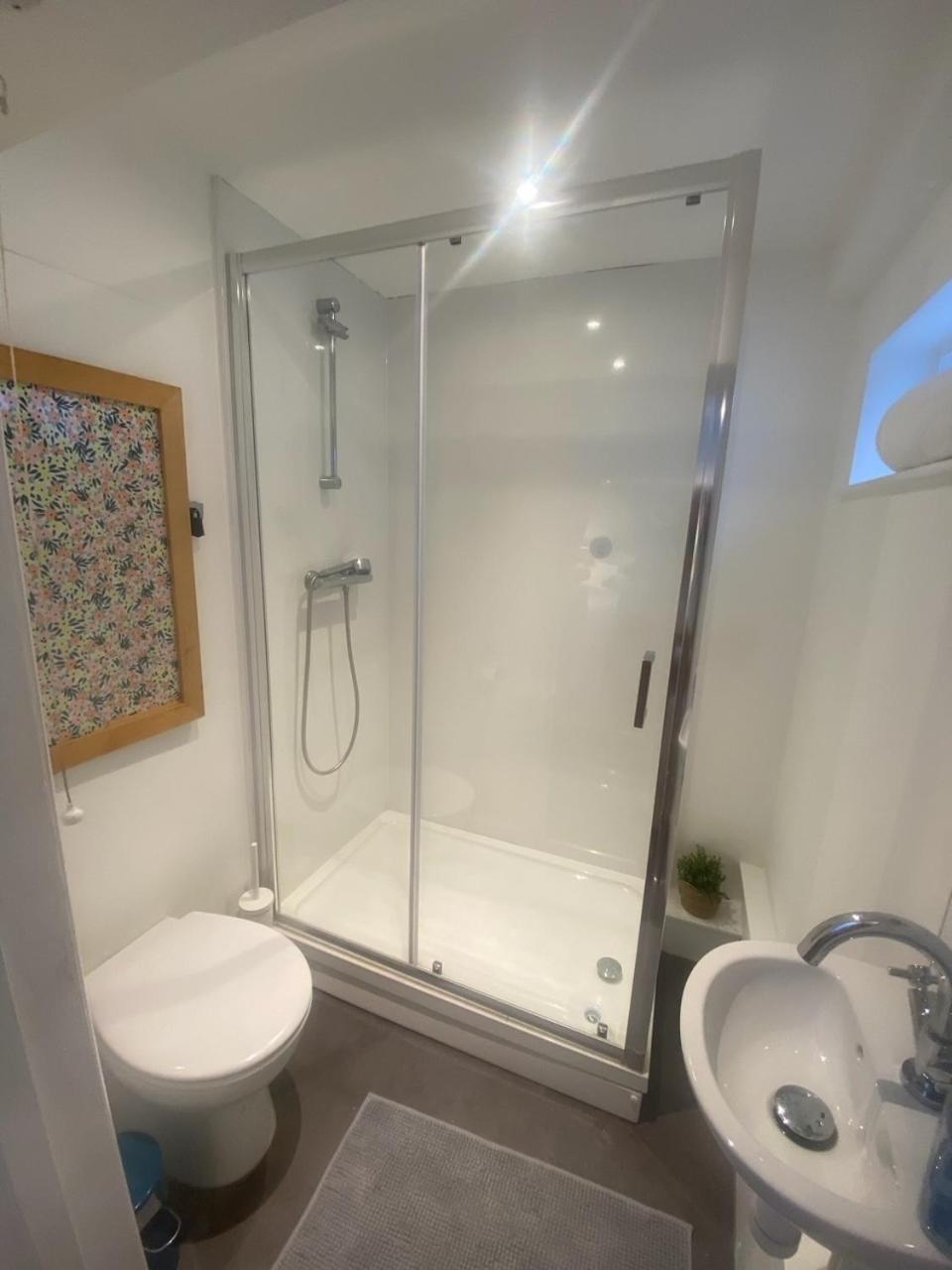 Town Centre Apartment With Hot Tub Cheltenham Exterior foto